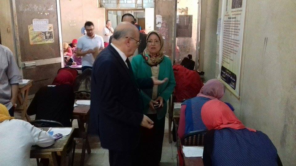 رئيس جامعة الزقازيق يتفقد امتحانات كلية التربية الرياضية بنات 2 13282170_1766925223542503_994925653_n