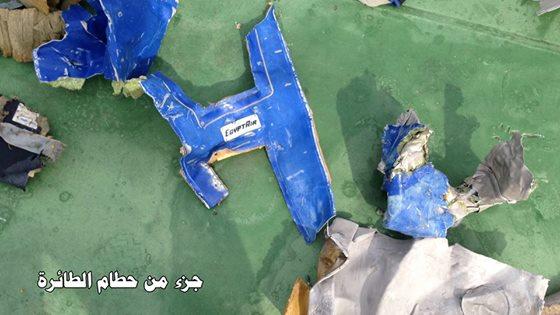 المتحدث العسكري ينشر الصور الأولى لحطام طائرة مصر للطيران المنكوبة 5 2016_5_21_11_48_46_10
