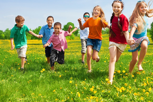 أماكن غير تقليدية للخروج في القاهرة 1 kids-running-spring