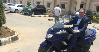 نائب يدخل البرلمان بـ «فيسبا» 1 البرلمان 1