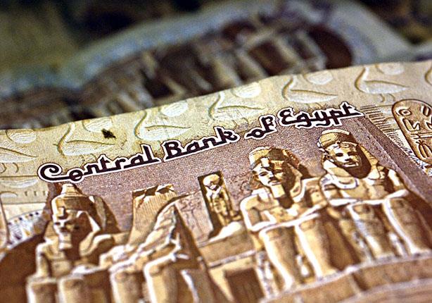 الدولار يواصل ضرباته في السوق السوداء 12 الجنيه