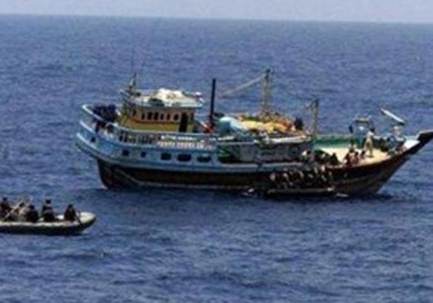 السلطات التونسية تحتجز مركب صيد على متنه 14 صيادًا مصريًا