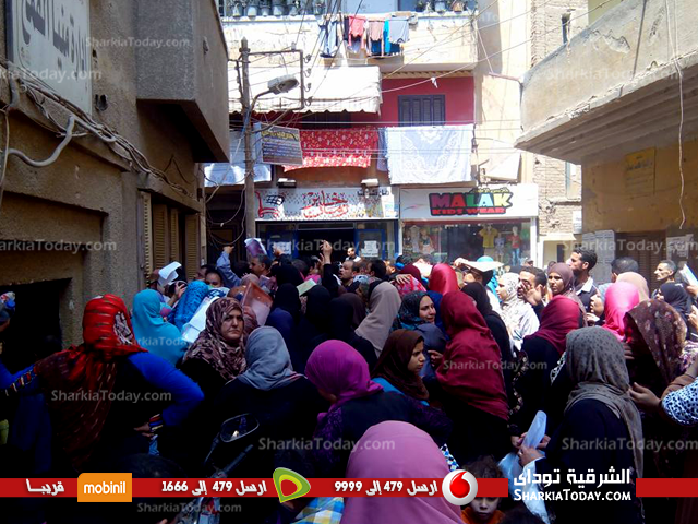 زحام أمام مقر التأمين الصحي بمنيا القمح للحصول على طوابع لملفات التقديم..ومدير الفرع يتدخل لإنهاء الأزمة 1 تأمين