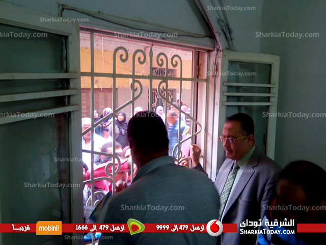 زحام أمام مقر التأمين الصحي بمنيا القمح للحصول على طوابع لملفات التقديم..ومدير الفرع يتدخل لإنهاء الأزمة 3 تأمين2