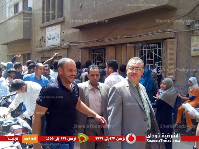 زحام أمام مقر التأمين الصحي بمنيا القمح للحصول على طوابع لملفات التقديم..ومدير الفرع يتدخل لإنهاء الأزمة 2 تأمين3