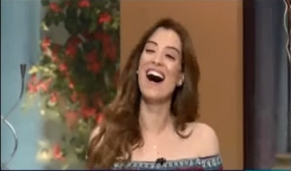 مذيعة تغني الدنيا ربيع على الهواء وتقلد سعاد حسني 2 مذيعة