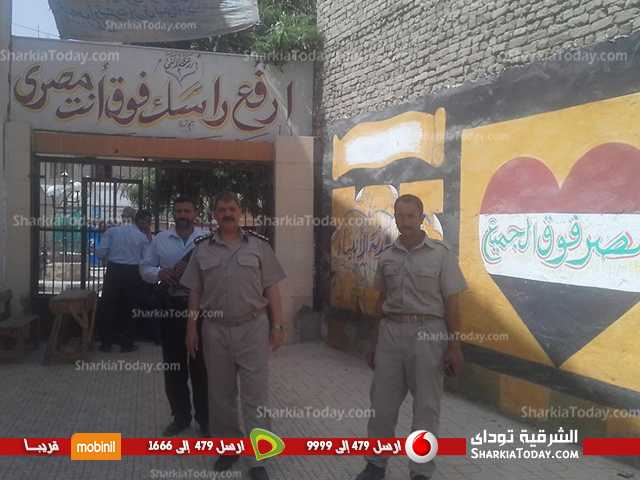 مأمور مركز شرطة القنايات يتفقد الحالة الأمنية بلجان امتحانات الشهادة الاعدادية 1 مـمور2