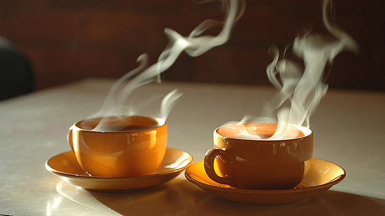 القهوة والشاي الساخنان يسببان السرطان