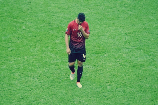 بالفيديو..لاعب تركيا يستفز الجماهير بفعل غريب أثناء المباراة 1 لاعب-تركيا