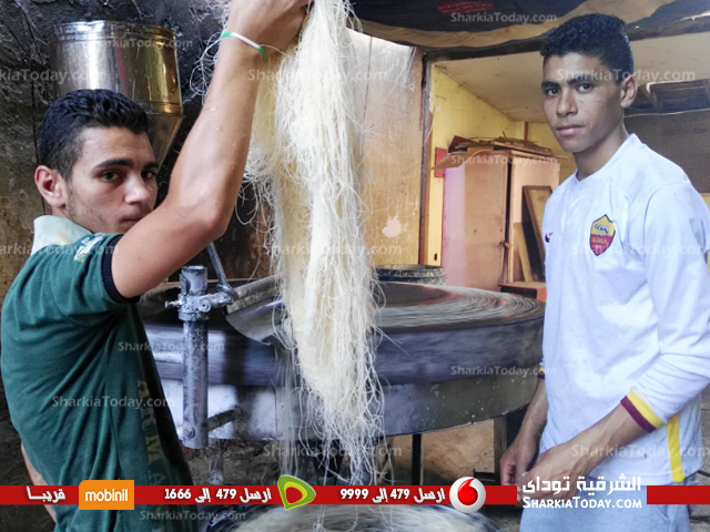 بالصور.. إقبال مواطني فاقوس على «الكنافة و القطايف» في رمضان 1 11