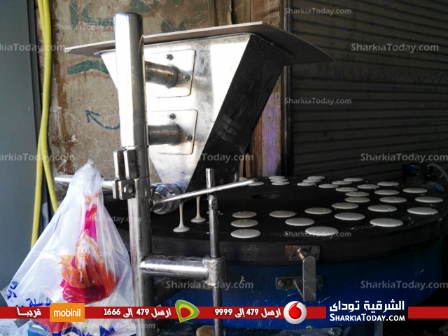 بالصور.. إقبال مواطني فاقوس على «الكنافة و القطايف» في رمضان 4 33