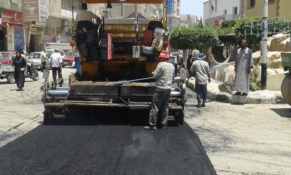 رئيس مدينة أبو حماد يتابع أعمال الرصف بالمركز 1 رئيس أبو حماد يتابع أعمال الرصف بالمركز