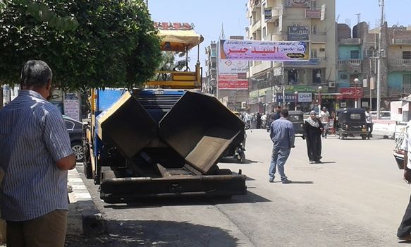 رئيس مدينة أبو حماد يتابع أعمال الرصف بالمركز 2 رئيس أبو حماد يتابع أعمال الرصف بالمركز1