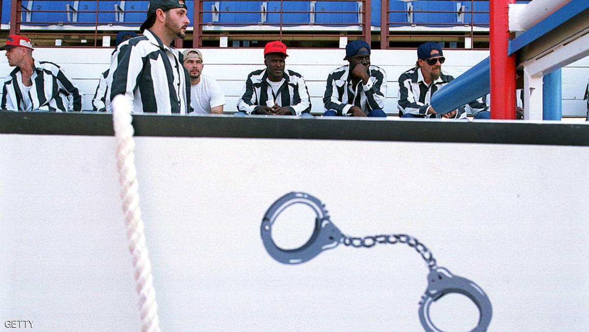 الإفراج عن آلاف السجناء بسبب الازدحام في أنغولا 1 381144 21: Inmates wait for the start October 29, 2000 of the Angola Prison Rodeo in Angola, Louisiana. The Angola Rodeo, the longest running prison rodeo in the nation, got its start in 1964. Proceeds from the Angola Prison Rodeo cover rodeo expenses and supplement the Louisiana State Penitentiary Inmate Welfare Fund, which provides for inmate educational and recreational supplies. (Photo by Joe Raedle/Newsmakers)