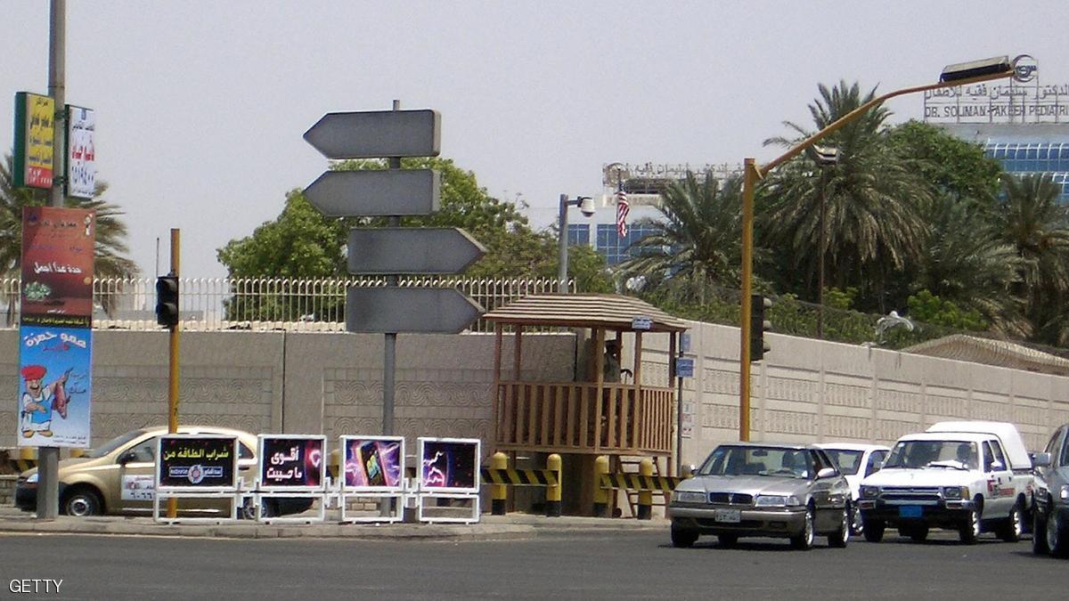 واشنطن تحذر مواطنيها من تهديد وشيك في جدة 1 JEDDAH, SAUDI ARABIA: (FILES) A picture dated 12 september 2004 shows a partial view of the heavily secured US consulate in the Red Sea city of Jeddah. The US consulate in Jeddah came under attack 06 December 2004, an official at the US embassy in the capital Riyadh told AFP. AFP PHOTO/BILAL QABALAN (Photo credit should read BILAL QABALAN/AFP/Getty Images)