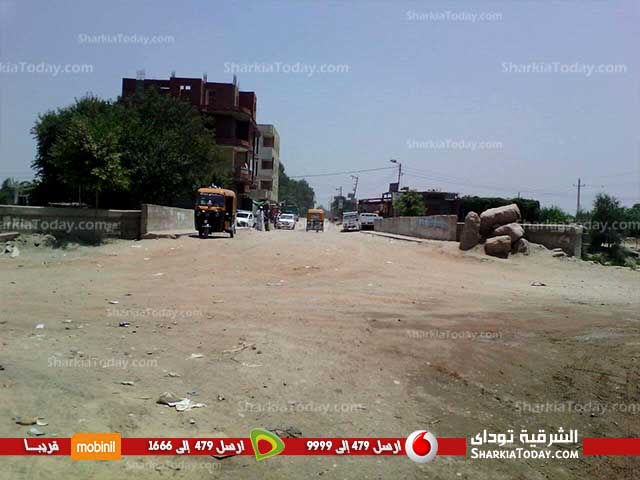 أهالي قرية الخطارة بفاقوس يشتكون سوء حالة الطريق 3 Water Mark_reporters