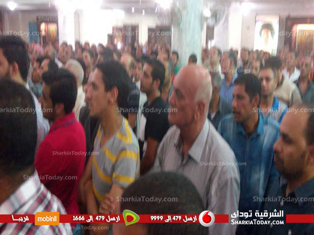 تشييع جثمان النقيب «ميلاد سعد» شهيد الواجب الوطني بديرب نجم 2 كتب | عماد طارق شيع الآلاف من أهالي قرية دبيج بمركز ديرب نجم ، منذ قليل ، جثمان الشهيد النقيب «ميلاد سعد جورج» ، والبالغ من العمر 25 عام والذي أصيب امس الاثنين برصاص قناصة بالعريش، دخل علي أثرها مستشفي العريش العسكري لتلقي العلاج ،وقبل ان يلفظ أنفاسه الاخيرة اليوم الثلاثاء مثأثر باصابته. وخرج جثمان من كنيسة كفر يوسف وتسارع شباب القرية في حمله فوق اعناقهم . وردد المشيعون هتافات تطالب بالقصاص للشهداء ومنها «ياشهيد نام وارتاح واحنا نكمل الكفاح» و «بالطول بالعرض هنجيب الارهاب الارض». وتقدم مراسم تشيع الجثمان المهندس «وجيه صدقي سعدون» رئيس مجلس المدينة ، والعميد «أيمن الفيقي» مأمور مركز شرطة ديرب نجم ورئيس مباحث ديرب نجم الرائد «شريف عبدالعزيز» ، وعدد كبير من قيادات القوات المسلحة والقيادات الأمنية والتنفذية بالمحافظة و أهالي قرية دبيج.