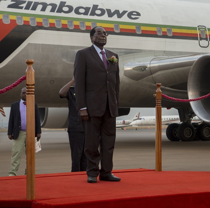 السيسي ليس الأول الذي يستقبل برواند بتلك الطريقة 2 mugabe