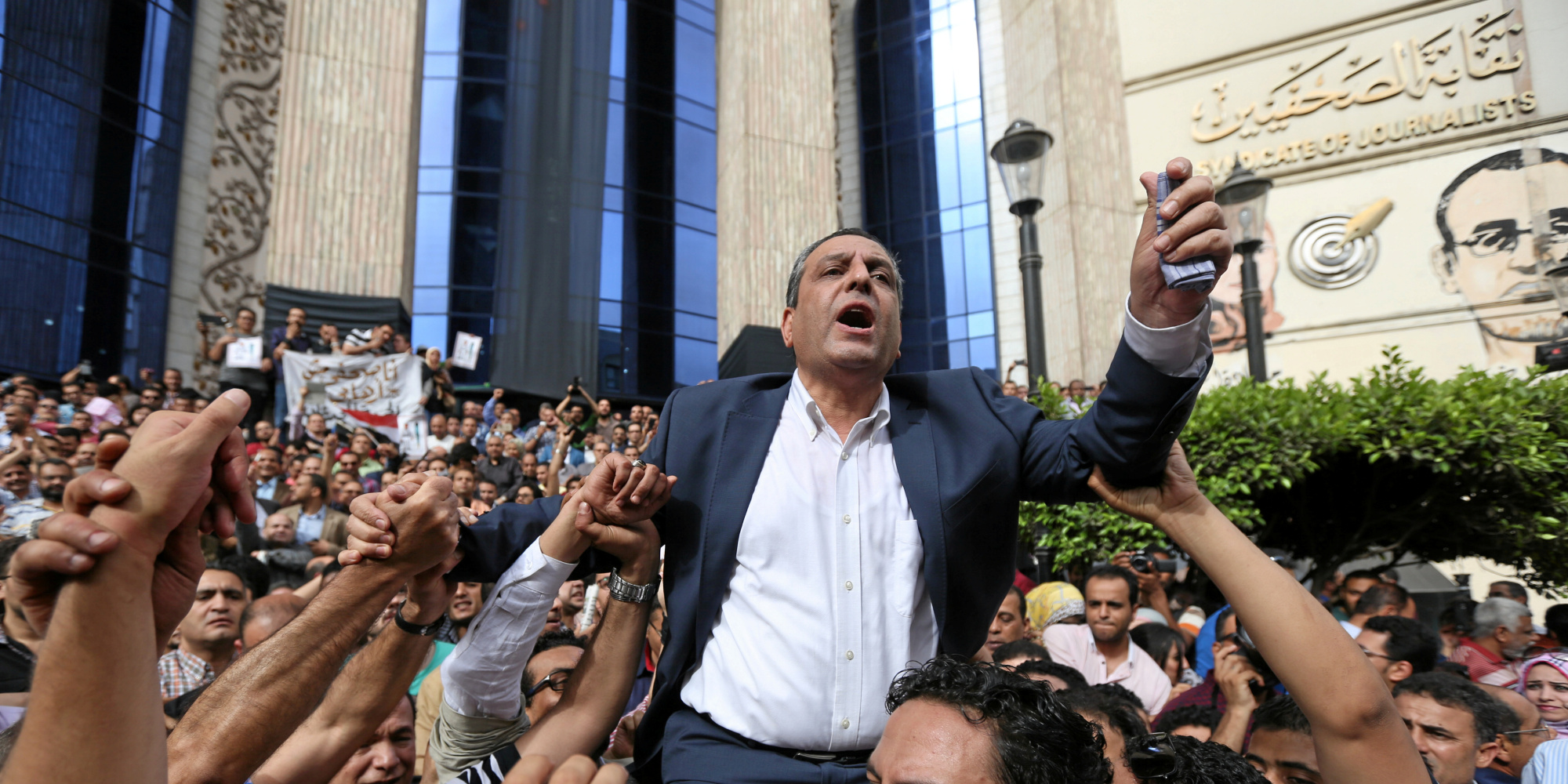 تأجيل محاكمة نقيب الصحفيين لـ16 يوليو لتفريغ الأسطوانات المحرزة 1 Journalists carry Yehia Kalash, head of the Egyptian press syndicate, during a protest against restrictions on the press and to demand the release of detained journalists, in front of the Press Syndicate in Cairo, Egypt May 4, 2016. REUTERS/Staff