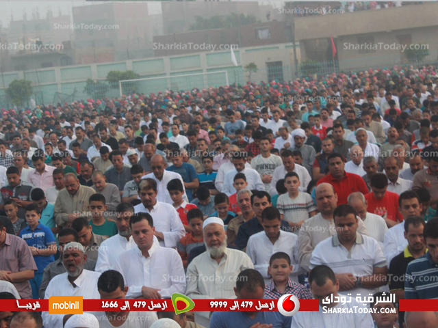 آلاف من المواطنين بديرب نجم يؤدون صلاة العيد بالساحة الشعبية (2)