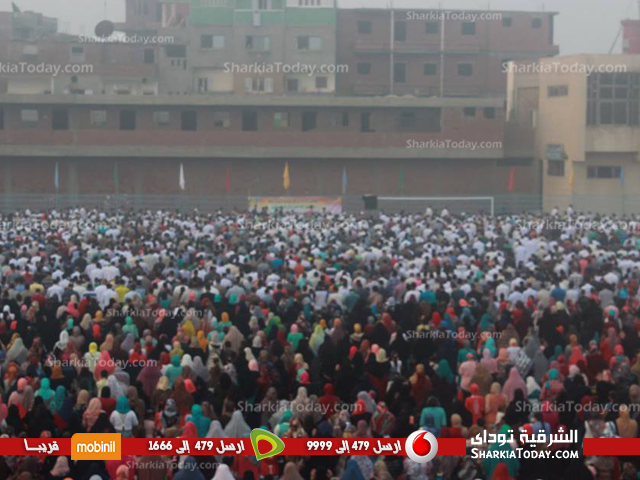 آلاف من المواطنين بديرب نجم يؤدون صلاة العيد بالساحة الشعبية (3)