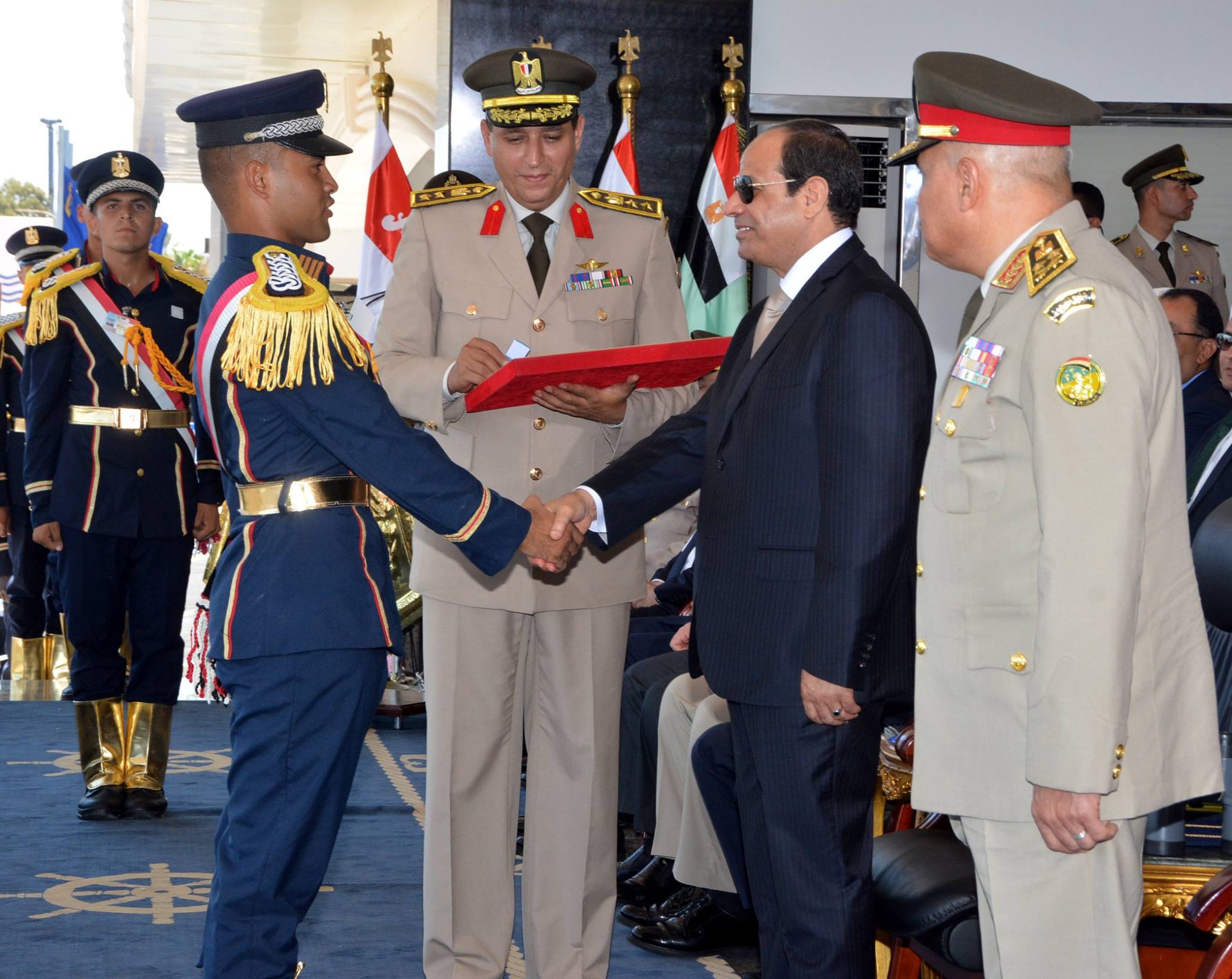 السيسي يشهد احتفالية تخرج دفعتين من الكلية البحرية والدفاع الجوي