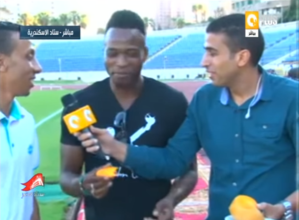 ستاد مصر يفاجىء جون أوتاكا لاعب فريق الإسماعيلى بـ مانجو بعد عودته لمصر 5 ستاد مصر يفاجىء جون أوتاكا لاعب فريق الإسماعيلى بـ مانجا خلال لقائهم معه بعد عودته لمصر
