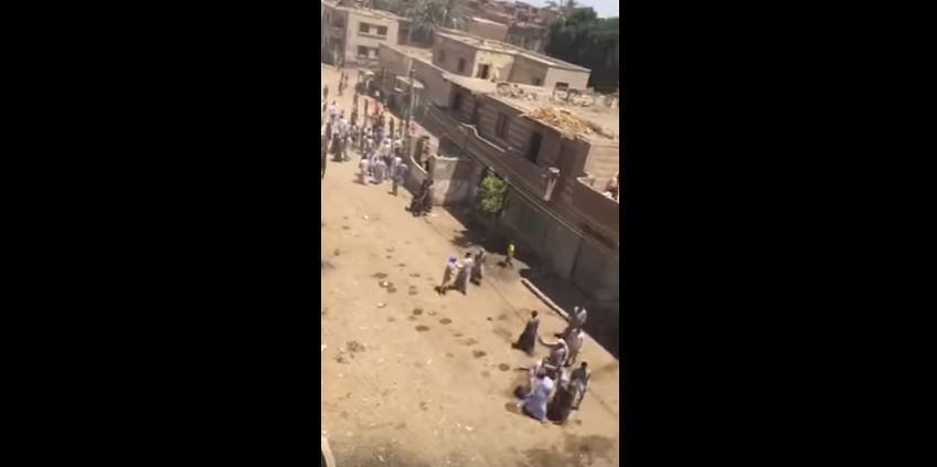 قبطية تصرخ اثناء قذفها بالحجارة ببنى سويف : هو ده دينكم 9 قبطية تصرخ