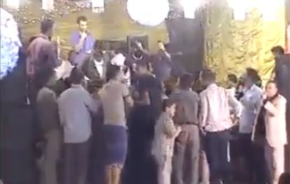 بالفيديو ..مسرح ينهار بالمعازيم فى الشرقية 1 مسرح ينهار بالمعازيم في الشرقية
