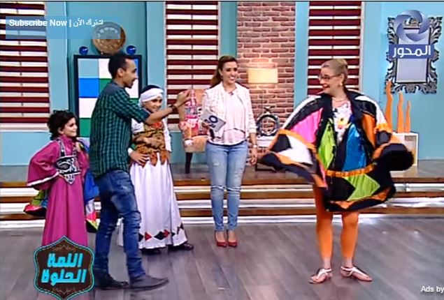 مها أبو عوف ترقص بالتنورة على الهواء
