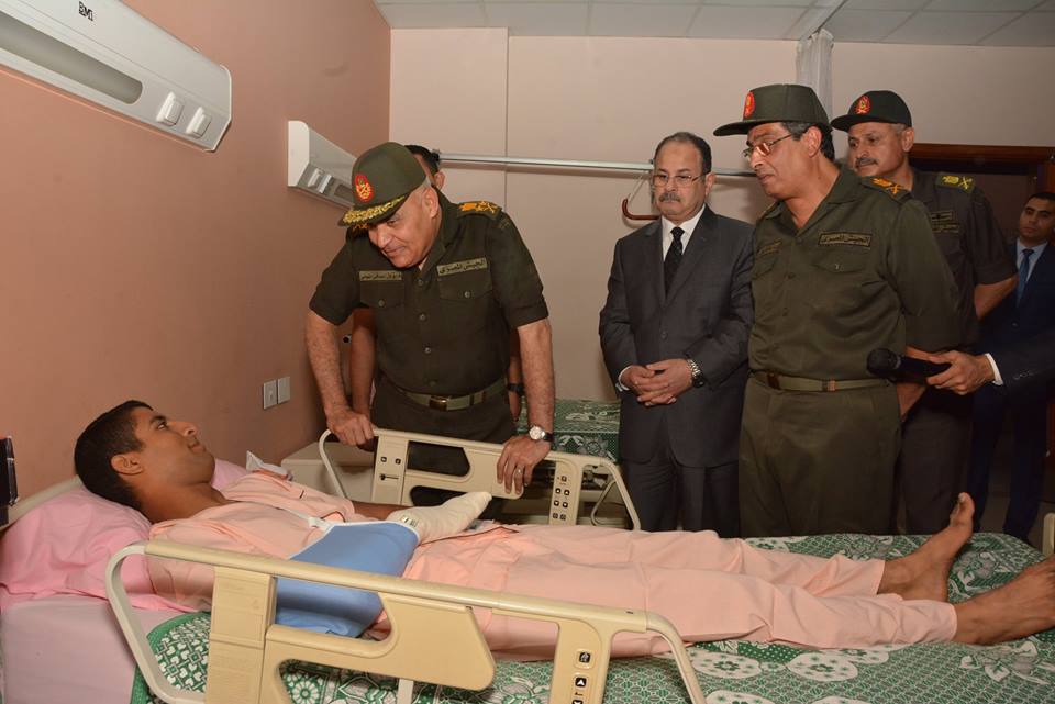 وزيرا الدفاع والداخلية يزوران مصابى الجيش والشرطة بالمستشفيات العسكرية 1 وزيرا الدفاع والداخلية يزوران مصابى الجيش والشرطة بالمستشفيات العسكرية