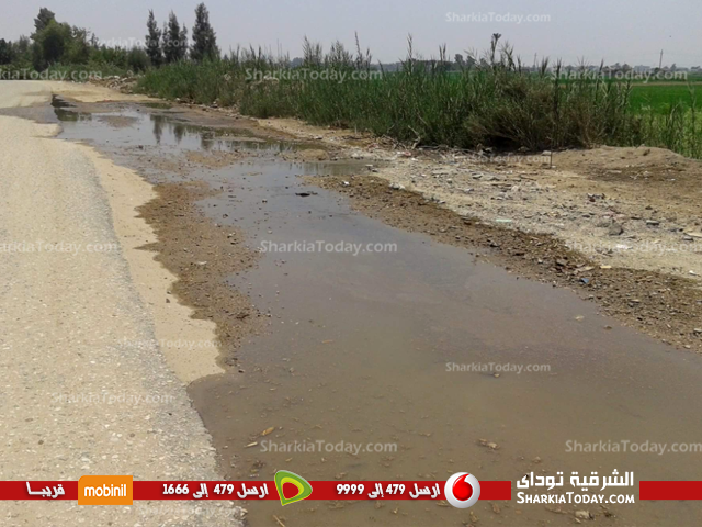 جرارات كسح تفرغ حمولتها على طريق فاقوس 1 يس