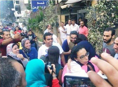 بعد إخلاء سبيلها.. ماهينور تهتف أمام القسم: عمر السجن ما غير فكرة 1 بعد إخلاء سبيلها.. ماهينور تهتف أمام القسم عمر السجن ما غير فكرةصور