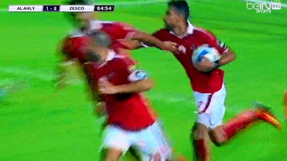 جماهير الاهلى تهاجم لاعبي الفريق.. والأمن يمنع متعب من الاشتباك مع الألتراس 1 جماهير الاهلى تهاجم لاعبي الفريق