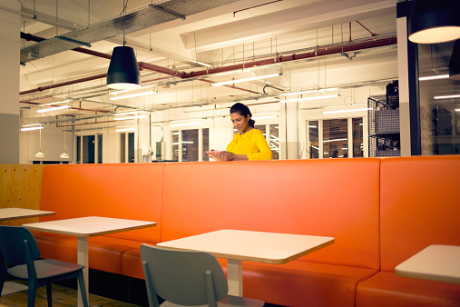 قبل أن تختنق في مكتبك.. إليك 8 خطوات تساعدك على تحمل ضغط العمل 1 Modern Office Shoot