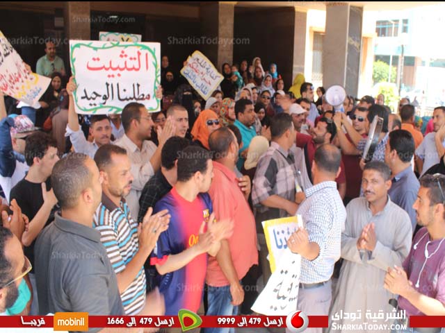 بالفيديو .. وقفة احتجاجية لمتعاقدى التعليم أمام ديوان المحافظة بالزقازيق 1 1