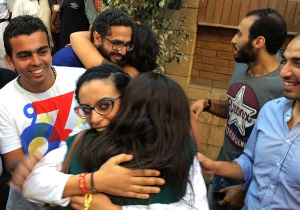 بعد إخلاء سبيلها.. ماهينور تهتف أمام القسم: عمر السجن ما غير فكرة 4 2016_8_13_19_1_55_97