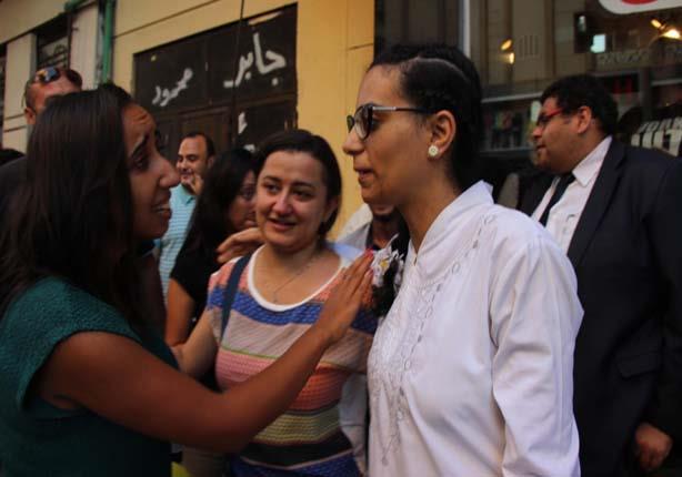 بعد إخلاء سبيلها.. ماهينور تهتف أمام القسم: عمر السجن ما غير فكرة 5 2016_8_13_19_1_56_363