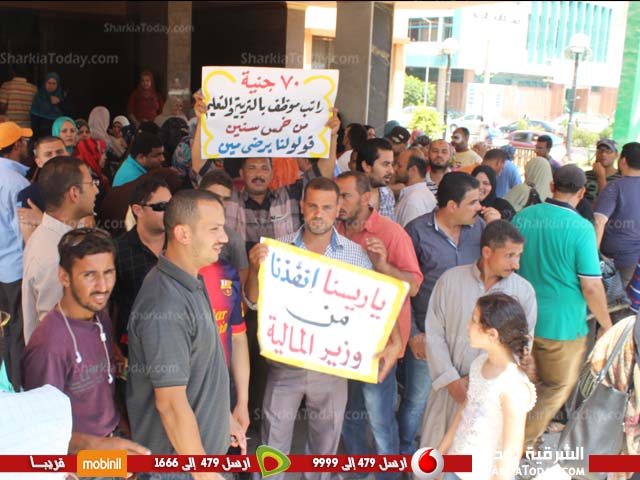 بالفيديو .. وقفة احتجاجية لمتعاقدى التعليم أمام ديوان المحافظة بالزقازيق 3 3
