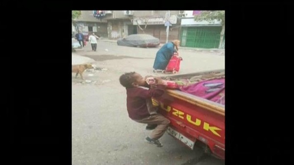 وائل الإبراشي يعرض صورة لطفل متعلق في قطعة لحمة فوق سيارة 13 385
