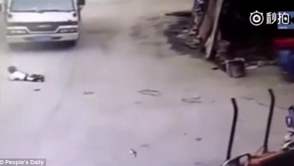 طفل يستخدم ذكاءه للنجاة من أسفل شاحنة كادت تدهسه 10 603