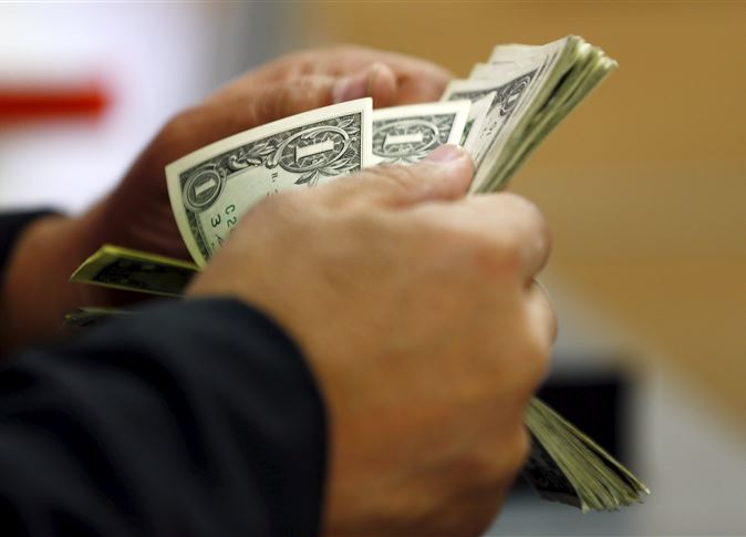 الدولار يسجل سعرين في السوق السوداء