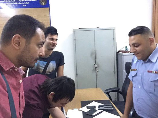 المنتج طارق عبد العزيز ينشر صورة لاحتجاز محمد نجاتى بمطار عمان 1