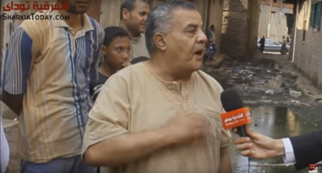 بالفيديو .. قرية السعديين بمنيا القمح تغرق في مياه الصرف الصحي‏ (2)