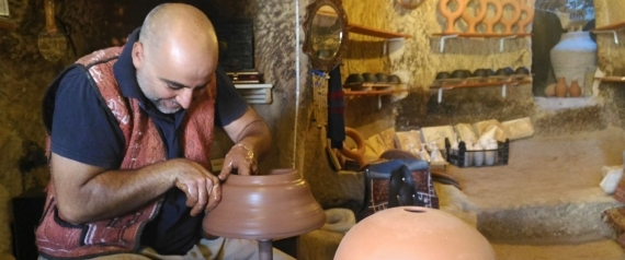 تمنحك الدفء والعطر والقهوة معاً.. تركي يصنع مدفأة فريدة من نوعها صور