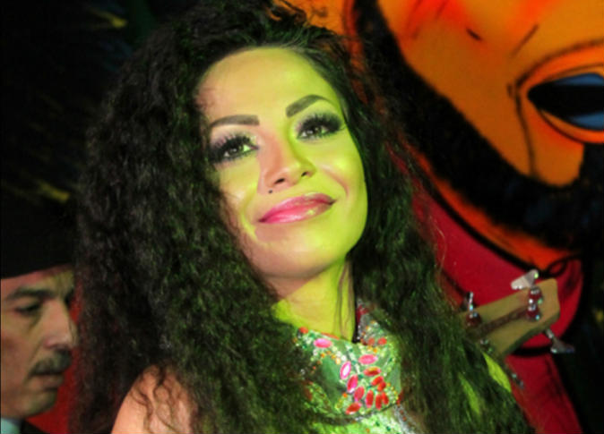 دوللي شاهين تعلن اعتزالها الفن لهذا السبب