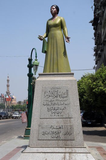 صاحب تمثال أم كلثوم بعد تشويهه بـquotالدوكوquot بقينا quotملطشةquot