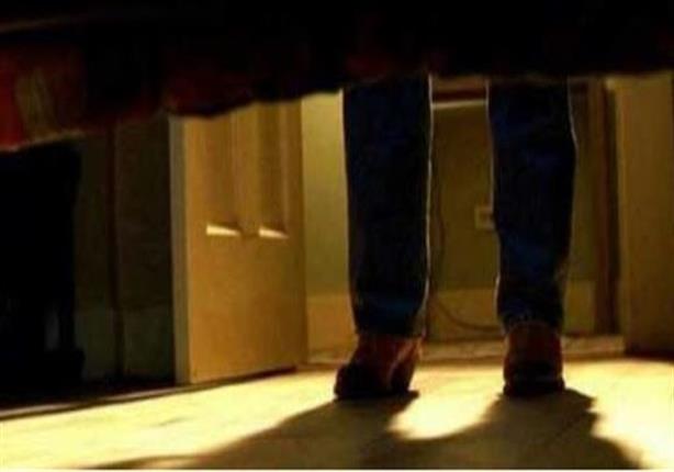 ضابط يختبئ تحت سرير متهم 12 ساعة لحل لغز جريمة قتل في سوهاج