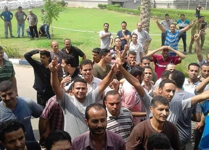 عمال الغزل والنسيج بالشرقية يطالبون بتدخل «سعفان» لإنقاذهم من التشرد