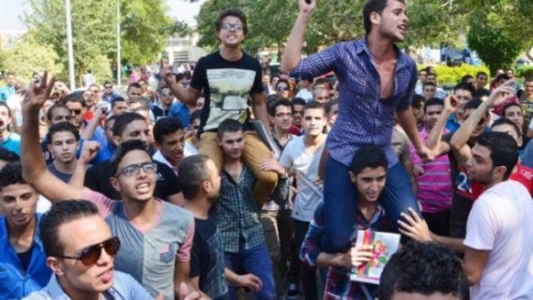 طلاب الثانوية بديرب نجم يهددون بالاعتصام أمام مبنى الإدارة التعليمية 25 غضب بين طلاب الثانوية العامة بديرب نجم بسبب إلغاء الدروس الخصوصية